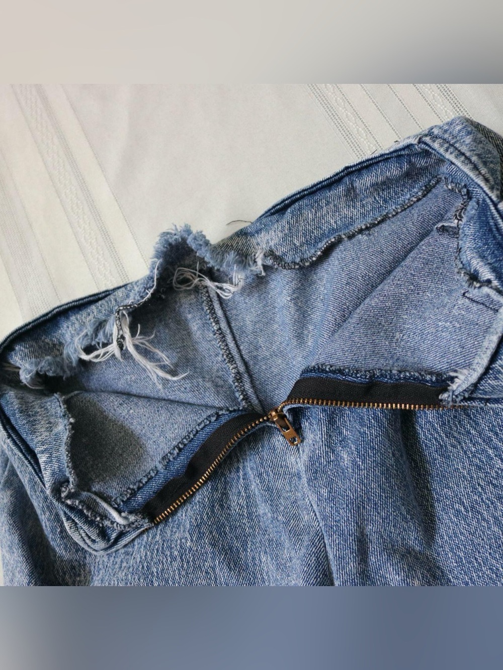 Vintage 80's style acid wash capris with bow zippers on back - Picture 6 of 8